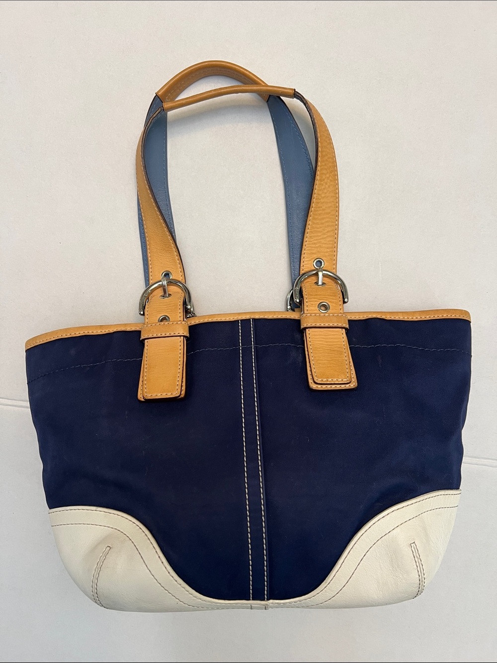 VINTAGE Y2K SOHO COACH DAISY CHARM SHOULDER BAG NAVY CANVAS WHITE LEATHER PREPPY - Picture 2 of 15